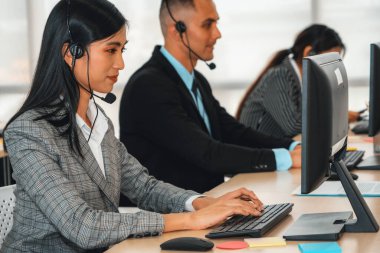Ofiste çalışan kulaklık takan işadamları uzak müşteri ya da meslektaşlarını desteklemek için çalışıyorlar. Çağrı merkezi, tele pazarlama, müşteri destek acentesi telefon görüşmesinde hizmet sağlıyor. Jivy