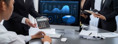 İş zekası ve veri analizi kavramı. Analizci ekibi laptop ekranında finansal veri analizi üzerinde çalışıyor. Etkili iş stratejik planlama için pazarlama göstergesi olarak. İçgörü