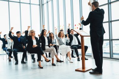 Bir grup iş adamı seminer konferansında toplanıyor. Seyirciler, çalışanların eğitim seanslarındaki eğitmenleri dinliyor. Uzman konuşmacı ile ofis çalışanları toplantısı. Jivy