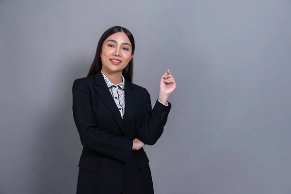 Уверенная Молодая Азиатская Предпринимательница Позирующая Профессиональной Одежде Изолированном Фоне Символ — стоковое фото