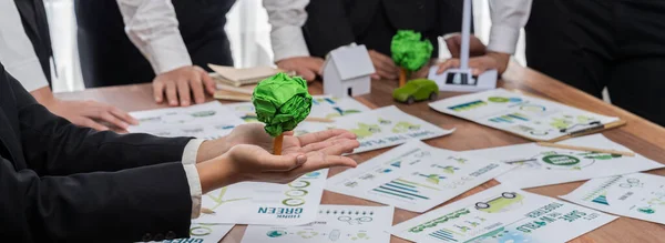 以重新造林和替代可持续能源利用为主题 举行了对环境负责的绿色环保商务人士会议 商务人士在会议室里拿着纸树 — 图库照片