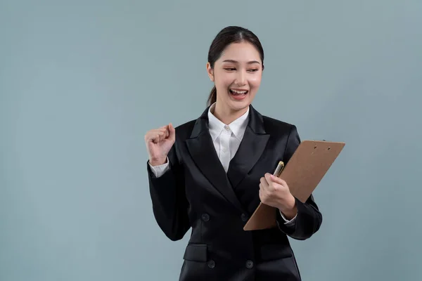 Confiante Jovem Empresária Asiática Terno Formal Segurando Prancheta Com Gesto — Fotografia de Stock