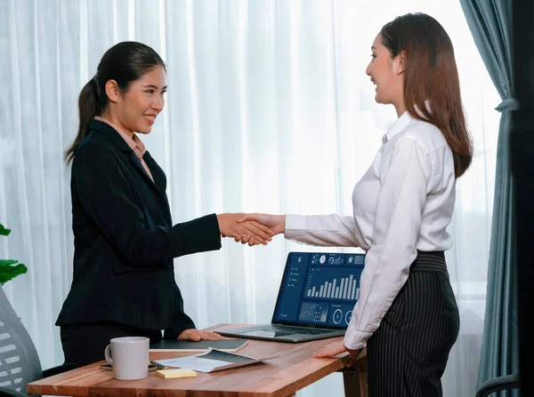 成功面试的亚洲女性候选人与面试人员在商务办公室握手 对该职位的资格和申请进行了积极的讨论 很有激情 — 图库照片
