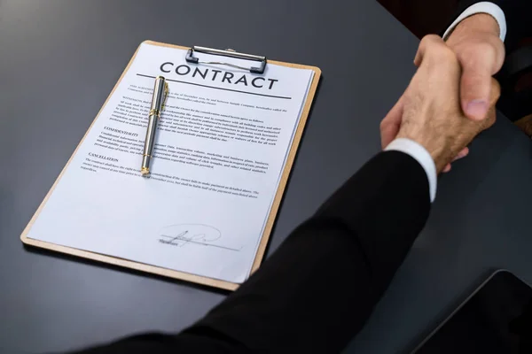 Fokusera Affärskontrakt Papper Med Suddig Bakgrund Handslag Efter Framgångsrikt Avsluta — Stockfoto