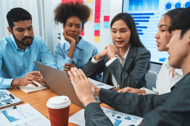 Çok ırklı analist ekibi toplantı masasındaki mali raporu analiz etmek için BI gösterge tablosunu kullanıyor. Çeşitli iş adamlarından oluşan bir grup, FIntech 'in veri analizini başarılı iş pazarlaması için kullanır. Uyum