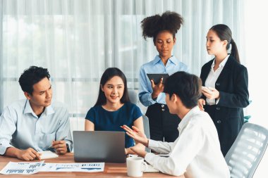 Çok ırklı analist ekibi toplantı masasındaki mali raporu analiz etmek için BI gösterge tablosunu kullanıyor. Çeşitli iş adamlarından oluşan bir grup, FIntech 'in veri analizini başarılı iş pazarlaması için kullanır. Uyum
