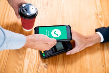 Mobil bankacılık uygulamasında QR kod teknolojisi kullanarak hızlı ve güvenli işlemler yaparak, akıllı telefon uygulaması ile modern alışveriş tarzı için barkod taraması yoluyla kusursuz nakit ödemeleri olanaklı kılıyor. Varlık