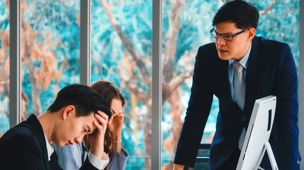 怒っているビジネス人の論争はオフィスのグループ会議で問題を働く 倒産の失敗と損失の概念 ジヴィ — ストック写真