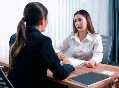 İş anlaşması toplantısı, genç iş kadınları sözleşmenin şartlarını ve şartlarını dikkatle gözden geçiriyorlar. Şirket avukatı sözleşme anlaşmasında danışmanlık yapar. Coşkulu.