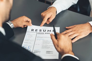 Başvuru formunu doldurmak için iş başvurusunda bulunmuş. Aday, mülakatta resmi konuşma için takım elbise giyer. Kariyer ve iş deneyimiyle ilgili sorularla dolu bir işe alım süreci. Coşkulu
