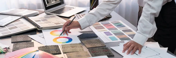 Architekt Wnętrz Przy Stole Projektowanie Strony Wybierając Próbki Kolorów Oprogramowaniem — Zdjęcie stockowe