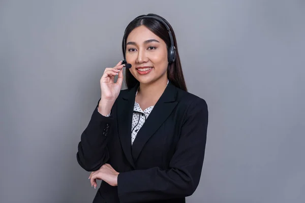 Kobieta Operator Call Center Noszenia Słuchawki Strój Formalny Stoi Pewnie — Zdjęcie stockowe
