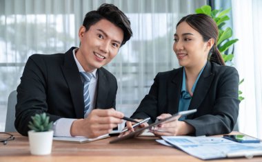 Ofisteki analist ekibi, veri analizi ve pazarlama stratejisini, BB paneli ve tablet ekranındaki istatistik ekranı kullanarak, takım çalışmasıyla olan iş performansını artırmak için tartışıyor. Sevinçli.