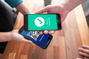 Akıllı telefon uygulamasında barkod taraması yapan kusursuz nakit ödemeler. QR kod teknolojisi, mobil bankacılık uygulaması ile modern alışveriş tarzı için hızlı ve güvenli işlemler. Sevinçli.