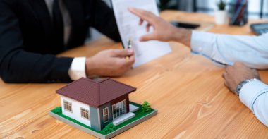 Emlakçıyla kredi sözleşmesi, terimler, faizler ve mülkiyet tartışmaları. Yasal belgeleri analiz etmek, karar vermeden önce anlaşmaları okumak. Gayrimenkul işlemi. Coşkulu
