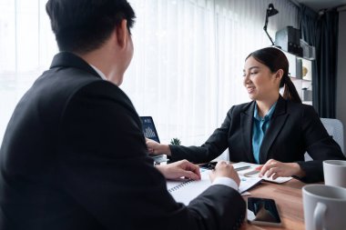 Ofisteki analist ekibi veri analizi ve pazarlama stratejisini güçlü takım çalışmasıyla yapılan toplantıda iş performansını artırmak için BI gösterge paneli ve istatistikleri kullanarak tartışıyor. Sevinçli.