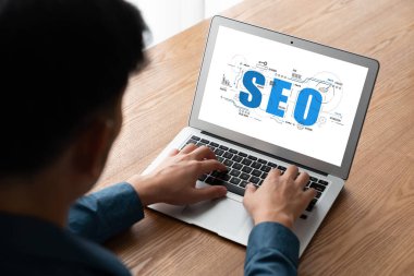 Model e-ticaret için SEO arama motoru optimizasyonu ve bilgisayar ekranında gösterilen çevrimiçi perakende işi