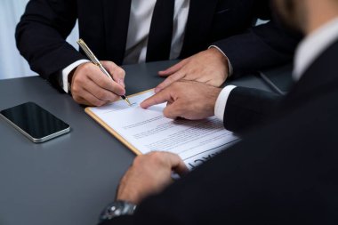Yakın plan sözleşme imzalama belgesini kalemle imzalama, iş anlaşmasını imzayla mühürleme. İş adamları iş anlaşmasını imzalamak için sözleşmeye imza atıyorlar. Coşkulu