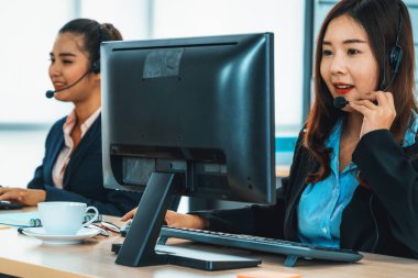 Ofiste çalışan kulaklık takan işadamları uzak müşteri ya da meslektaşlarını desteklemek için çalışıyorlar. Çağrı merkezi, tele pazarlama, müşteri destek acentesi telefon görüşmesinde hizmet sağlıyor. Jivy