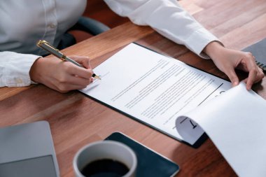 Yakın plan sözleşme imzalama belgesini kalemle imzalama, iş anlaşmasını imzayla mühürleme. İş adamları iş anlaşmasını imzalamak için sözleşmeye imza atıyorlar. Coşkulu.