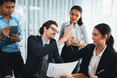 Bir grup mutlu iş adamı beşlik bir jest ve başarılı bir takım çalışması yapıyor. Çeşitli yarış bürosu çalışanları şirket ofisinde pazarlama planlamasında ilerleme kaydettikten sonra kutlama yapıyorlar. Habiliment