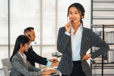 Ofiste çalışan kulaklık takan işadamları uzak müşteri ya da meslektaşlarını desteklemek için çalışıyorlar. Çağrı merkezi, tele pazarlama, müşteri destek acentesi telefon görüşmesinde hizmet sağlıyor. Jivy