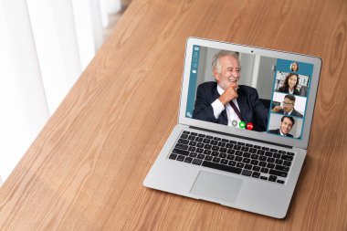 İş dünyasından iş adamlarının modern sanal grup toplantısı için video konferansındaki iş adamları
