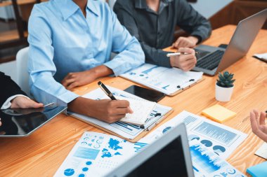 Çok ırklı analist ekibi toplantı masasındaki mali raporu analiz etmek için BI gösterge tablosunu kullanıyor. Çeşitli iş adamlarından oluşan bir grup, iş pazarlama kararı için FIntech 'in veri analizini kullanır. Uyum
