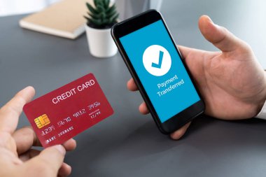 Akıllı telefon uygulamasında kredi kartıyla dijital ödeme. Hızlı, güvenli ve kullanışlı internet bankacılığı işlemleri QR kodu ve cep telefonu uygulamalı barkod teknolojisi kullanıyor. Coşkulu