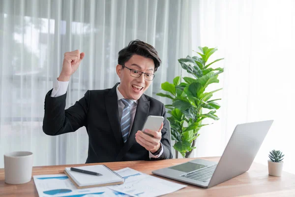 Aufgeregter Asiatischer Geschäftsmann Feiert Erfolg Schreibtisch Glücklicher Büroangestellter Erreicht Geschäftsziele — Stockfoto