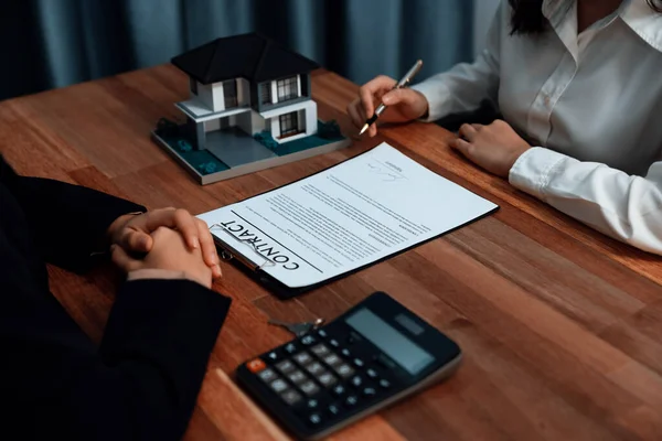 Kończąc Ostatni Etap Procesu Udzielania Kredytu Mieszkaniowego Kupujący Podpisuje Umowę — Zdjęcie stockowe