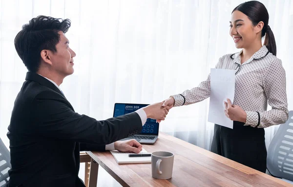 幸せなビジネスの人々は成功した会議または履歴書との仕事のインタビューの後手を振る 人事マネージャーは新しい従業員を歓迎する求職者にお祝いの握手で手を差し伸べます ジュビラント — ストック写真