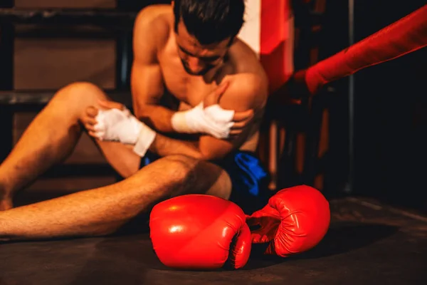 Boxeur Caucasien Avec Douleur Blessure Après Entraînement Boxe Intense Match — Photo