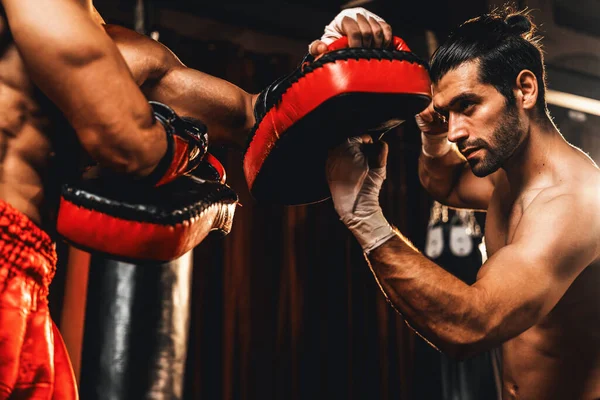 Азиатский Кавказский Боксер Муай Тай Muay Thai Boxer Развязывает Атаку — стоковое фото