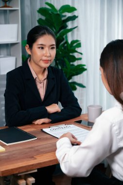 İş anlaşması toplantısı, genç iş kadınları sözleşmenin şartlarını ve şartlarını dikkatle gözden geçiriyorlar. Şirket avukatı sözleşme anlaşmasında danışmanlık yapar. Coşkulu.