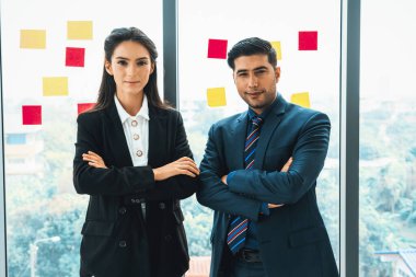 Başarılı iş adamları, işçi toplumunun güçlü ilişkilerini göstermek için bir arada duruyorlar. Modern ofiste güçlü bir takım çalışması sergileyen bir iş adamı ve iş kadını ekibi. Jivy