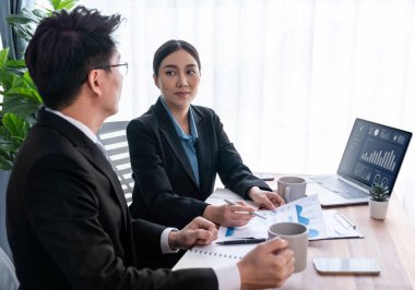 Ofisteki analist ekibi veri analizi ve pazarlama stratejisini güçlü takım çalışmasıyla yapılan toplantıda iş performansını artırmak için BI gösterge paneli ve istatistikleri kullanarak tartışıyor. Sevinçli.