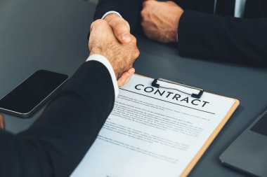 İş yerinde tokalaşmada başarılı bir iş görüşmesi. Nitelikler ve mevki için başvuru hakkında olumlu tartışmalar. Aday ve mülakat arasında iş bulma kavramı. Coşkulu