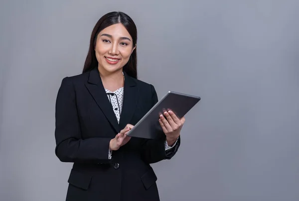Självsäker Ung Asiatisk Affärskvinna Poserar Med Tablett Isolerad Bakgrund Office — Stockfoto