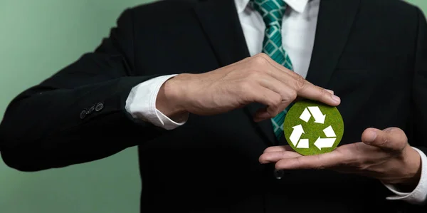 Firemní Podpora Udržitelné Zelené Podnikatelské Koncepce Podnikatelem Držící Recyklovat Symbol — Stock fotografie