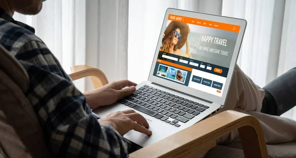 Model arama ve seyahat planlama için internet sitesi uçuş, otel ve tur rezervasyonları için anlaşma ve paket sunuyor
