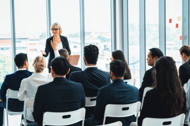 Bir grup iş adamı seminer konferansında toplanıyor. Seyirciler, çalışanların eğitim seanslarındaki eğitmenleri dinliyor. Uzman konuşmacı ile ofis çalışanları toplantısı. Jivy