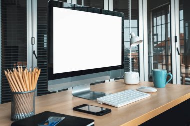 Tasarım için boş bilgisayar monitörü modern küçük ofis içi ya da ev içi ofislerde şablon oluşturur. Yaratıcı meslekler için şık bir iş yeri. Jivy