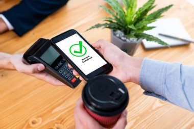 Mobil bankacılık uygulamasında QR kod teknolojisi kullanarak hızlı ve güvenli işlemler yaparak, akıllı telefon uygulaması ile modern alışveriş tarzı için barkod taraması yoluyla kusursuz nakit ödemeleri olanaklı kılıyor. Varlık