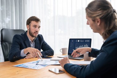 Ofisteki analist ekibi, iş performansını artırmak için bilgisayarında grafik ve çizelge olan BI gösterge panelini kullanarak çalışma alanındaki pazarlama stratejisi için finansal veri analizi yapmakla meşgul. Varlık