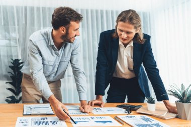 Çalışma alanındaki pazarlama stratejisi için finansal veri analizini, performans ve risk yönetimini optimize etmek için grafik ve grafik içeren BI gösterge paneli formatını analiz eden analist ekibi. Varlık