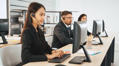 Ofiste çalışan kulaklık takan işadamları uzak müşteri ya da meslektaşlarını desteklemek için çalışıyorlar. Çağrı merkezi, tele pazarlama, müşteri destek acentesi telefon görüşmesinde hizmet sağlıyor. Jivy