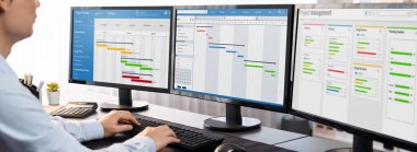 Proje yöneticisi, ekranda gantt grafik yazılım gösterimi kullanılarak ofis için iş programları planlıyor. Modern iş yönetimi ve iş akışı organizasyonu. Önde.