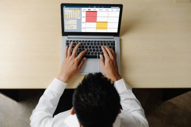 İnternet sitesindeki modish regrition için çevrimiçi aplikasyon rezervasyon takvimi