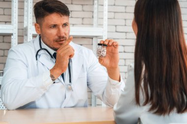 Profesyonel üniformalı doktor hastanedeki ya da klinikteki hastayı muayene ediyor. Sağlık, tıbbi ve doktor servis konsepti. Jivy